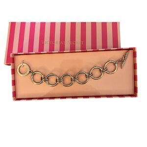 NIB~ Victoria's Secret Bracelet
Gold Tone Angel Wings Crystals
Bracelet